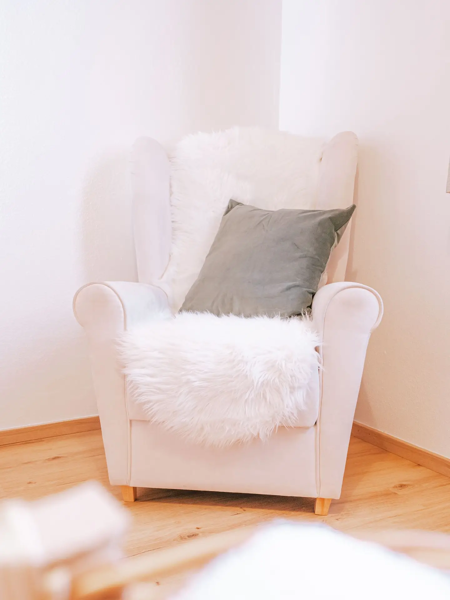 Ein weißer Stuhl in einem Raum mit Holzboden, der an den Grundlsee oder Toplitzsee im malerischen Salzkammergut erinnert.