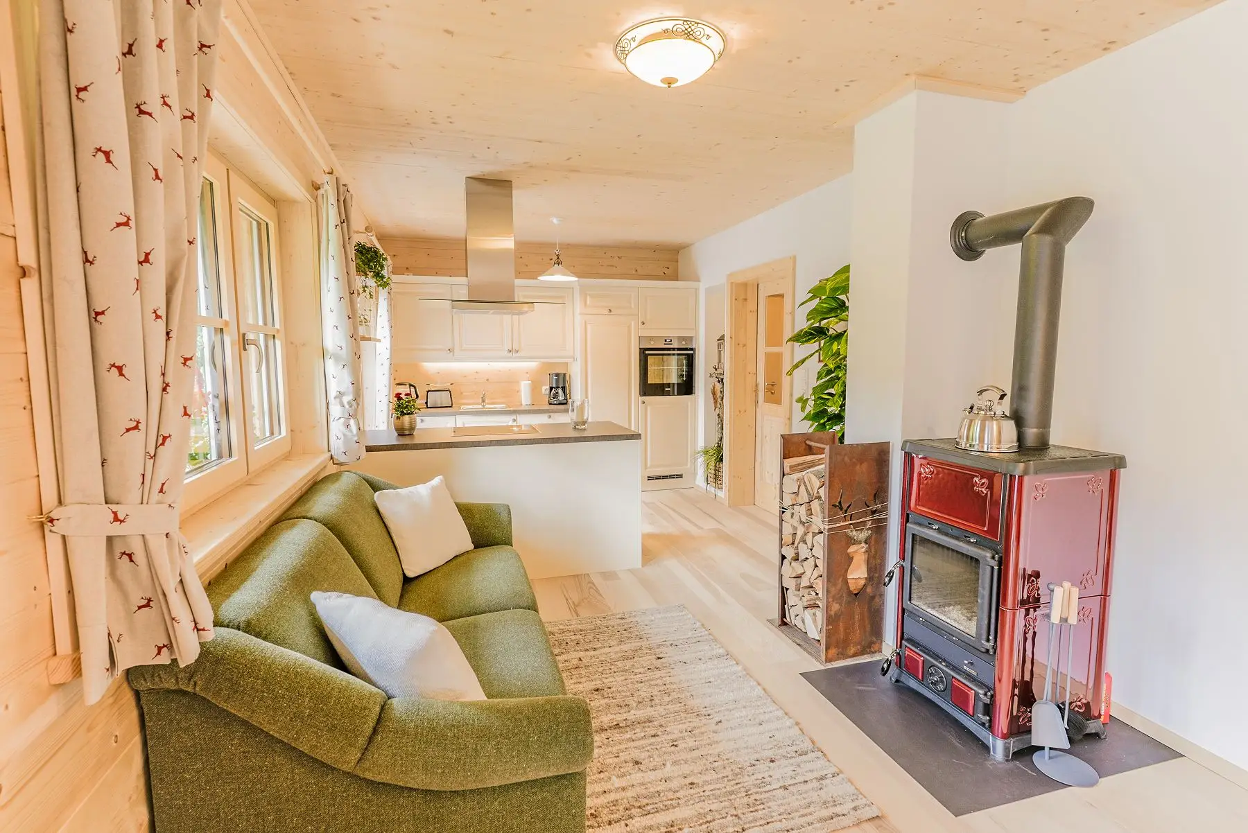 Ein gemütliches Wohnzimmer mit Kamin und Holzofen, perfekt für einen erholsamen Kurzurlaub im Ausseerland.