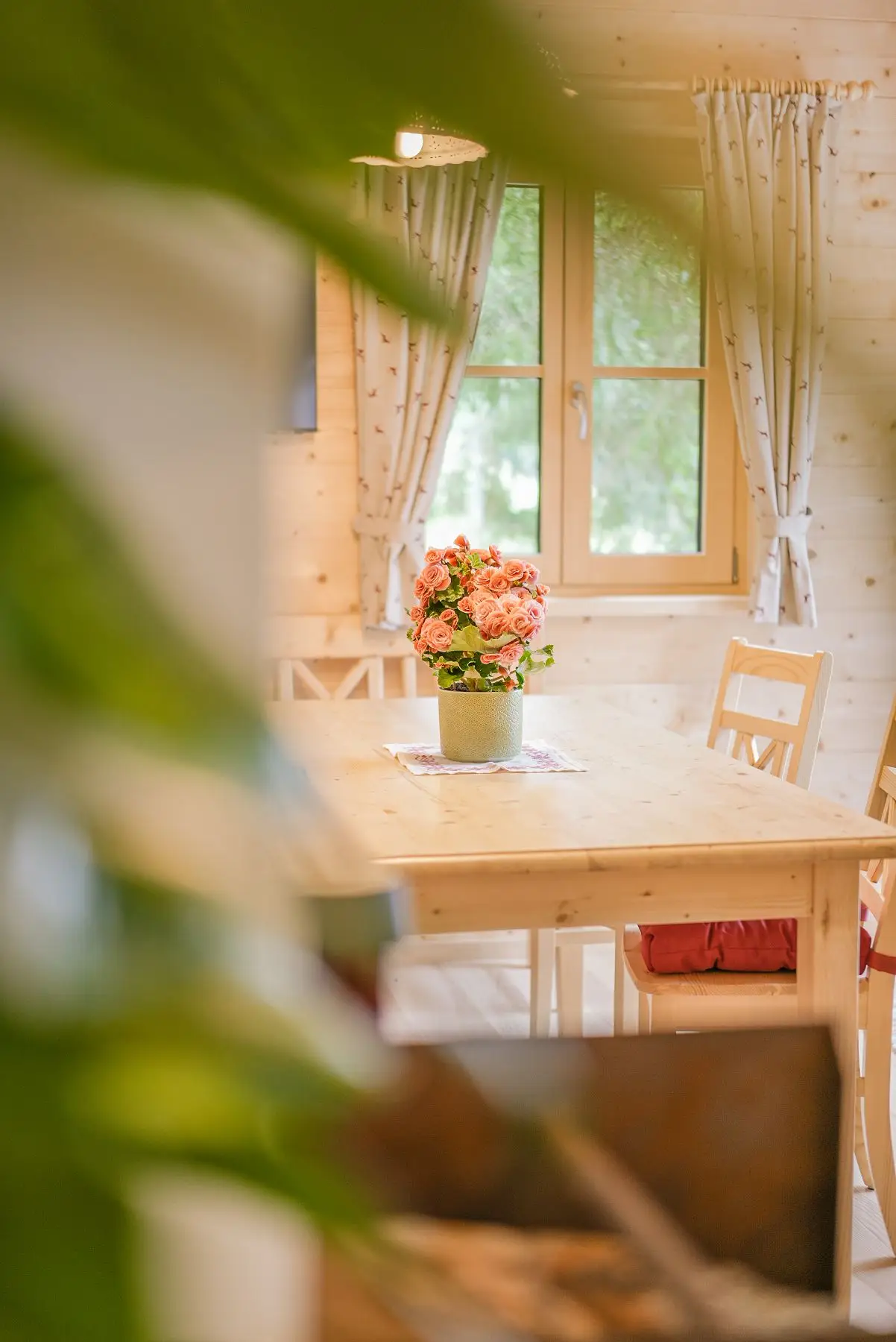 Ein Esszimmer mit Holztisch und Stühlen, perfekt für einen erholsamen Urlaub in Österreich.