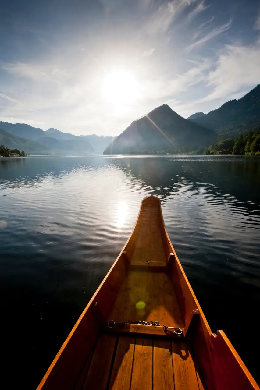 Ein Kanu auf dem Grundlsee, einem malerischen See in Österreich, mit majestätischen Bergen als atemberaubender Kulisse.